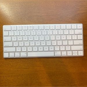 Apple Magic Wireless Keyboard (MLA22LL/A) A1644 - Silver/White